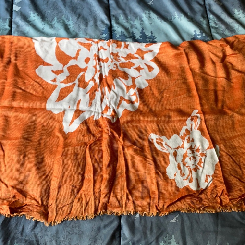 GAP women’s floral scarf
